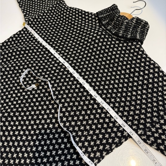 MaxMara Medallion Wool Turtleneck Sweater Size Medium - Picture 7 of 8